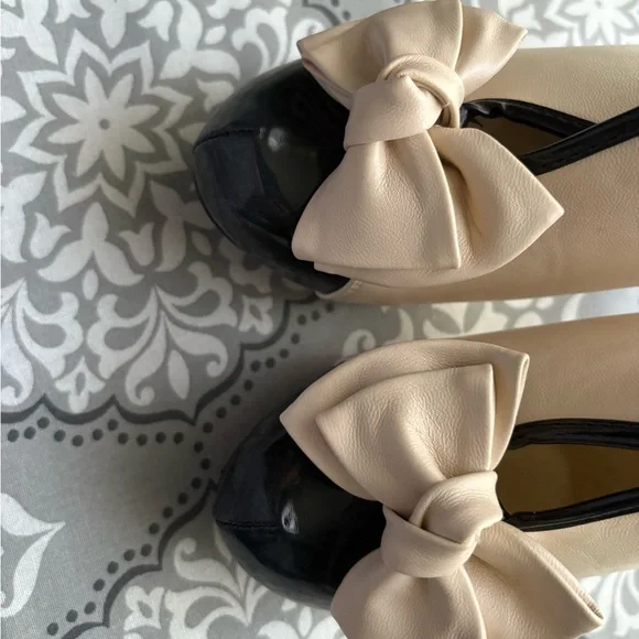 Chic Cream and Black Heels with Bow Detail - Picture 3 of 6